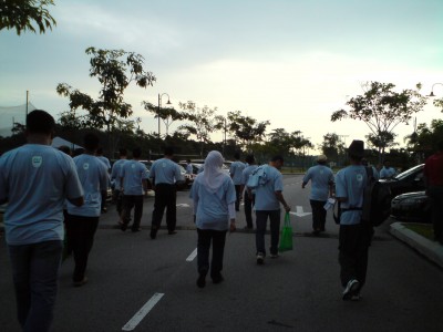 bergerak ke kereta masing2